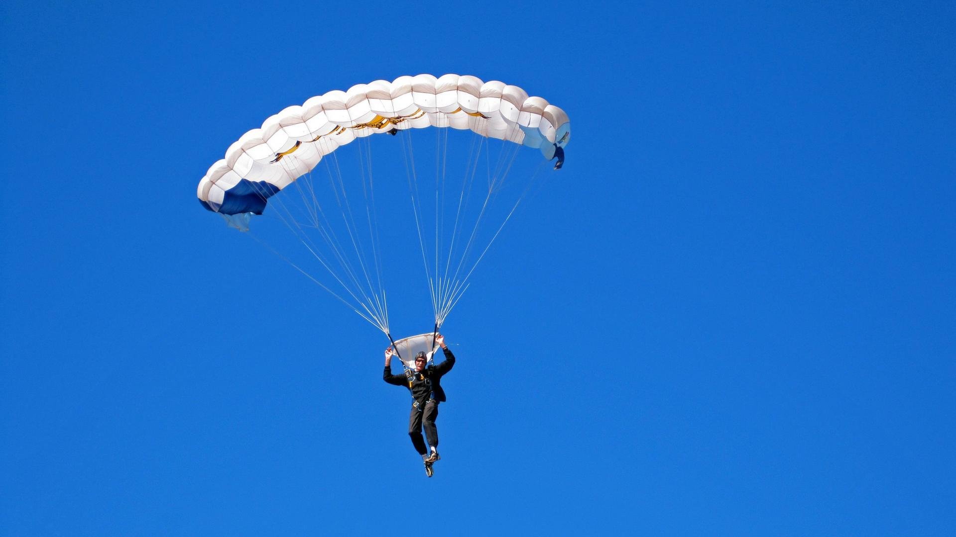 九游游戏中心官网-战术布局合理，选手节奏控制优良，战术位置